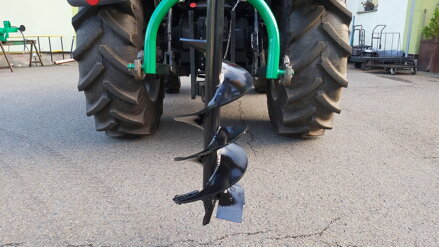 Půdní vrták za traktor