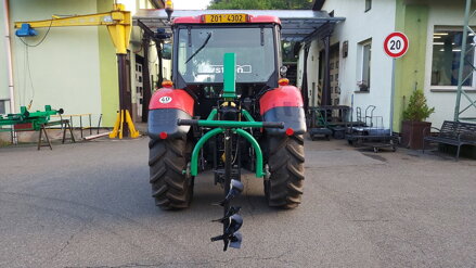 Půdní vrták za traktor