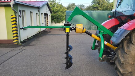 Půdní vrták za traktor