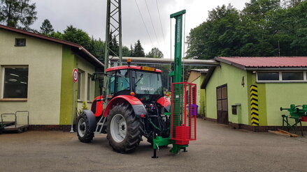 Zatloukač kůlů za traktor 