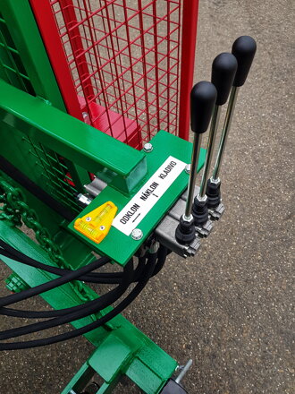 Zatloukač kůlů za traktor 