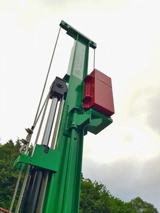 Zatloukač kůlů za traktor 