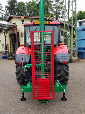 Zatloukač kůlů za traktor 
