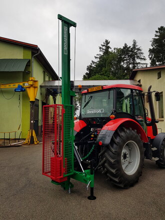 Zatloukač kůlů za traktor 