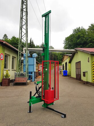 Zatloukač kůlů za traktor 