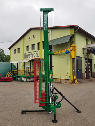 Zatloukač kůlů za traktor 