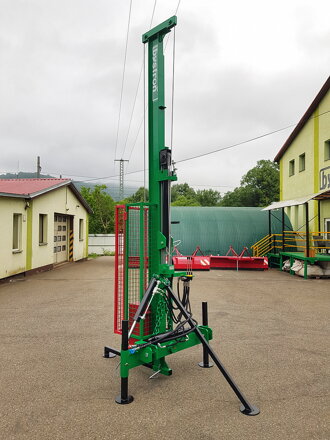 Zatloukač kůlů za traktor 