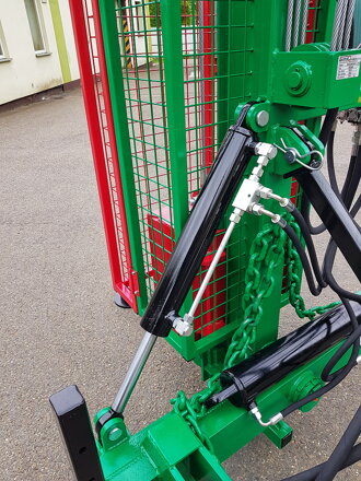 Zatloukač kůlů za traktor 