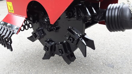Fréza na pařezy za trakrtor