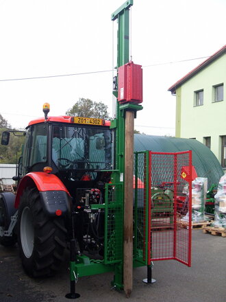 Zatloukač kůlů za traktor 