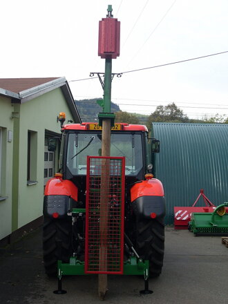 Zatloukač kůlů za traktor 