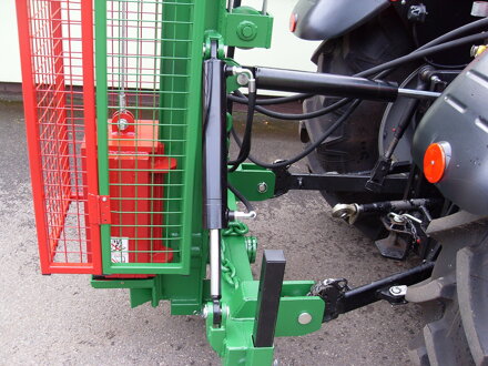 Zatloukač kůlů za traktor 
